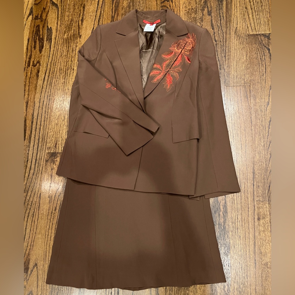 Gianfranco Ferré Brown Skirt Suit with Red Embroidered Accents - Picture 2 of 8